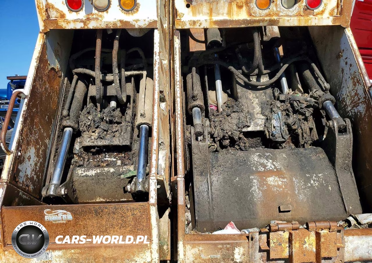 2001 International 4900 Refuse Truck VIN:1HSSDAANX1H324127 - 10