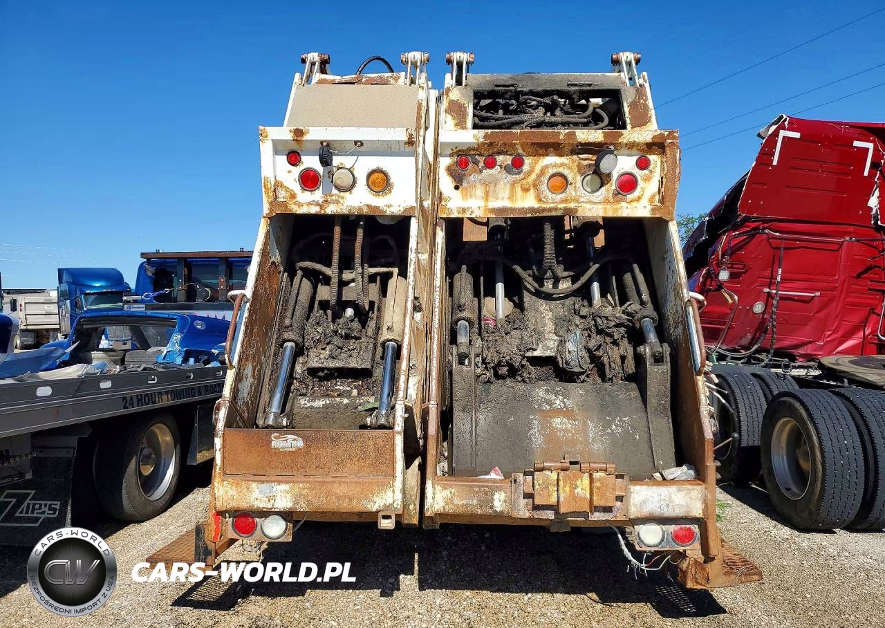 2001 International 4900 Refuse Truck VIN:1HSSDAANX1H324127 - 6