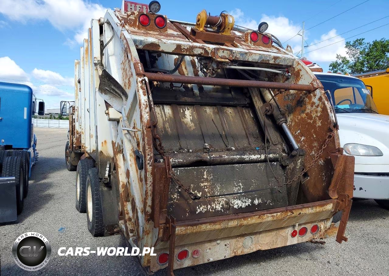 2000 Chevrolet C7 Refuse Truck VIN:1GBT7H4C8YJ502762 - 3