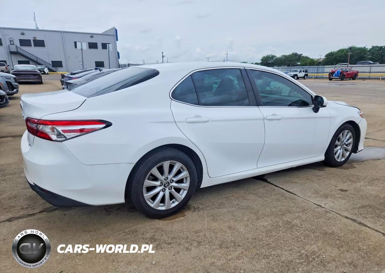 2018 Toyota Camry Le VIN:4T1B11HK5JU074019 - 3