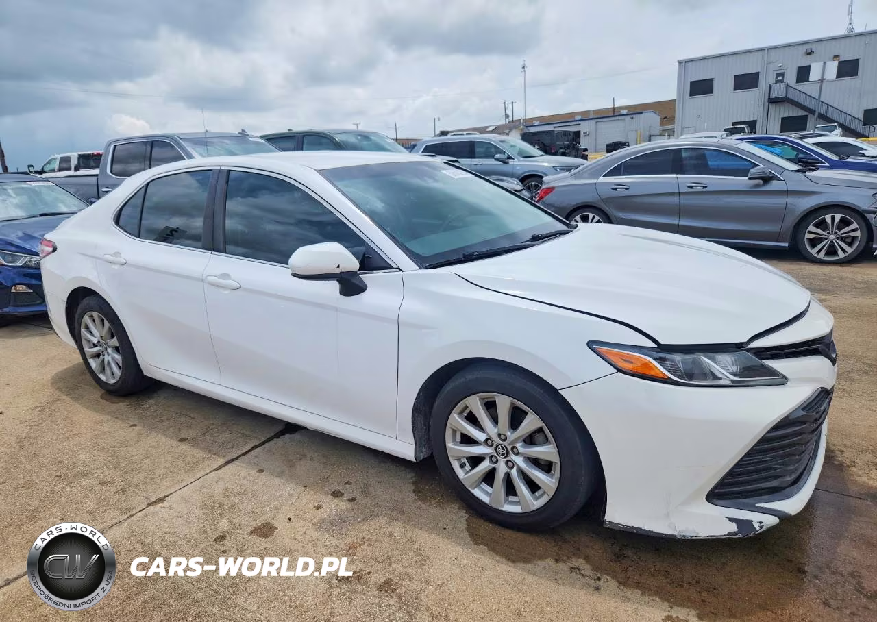 2018 Toyota Camry Le VIN:4T1B11HK5JU074019 - 4