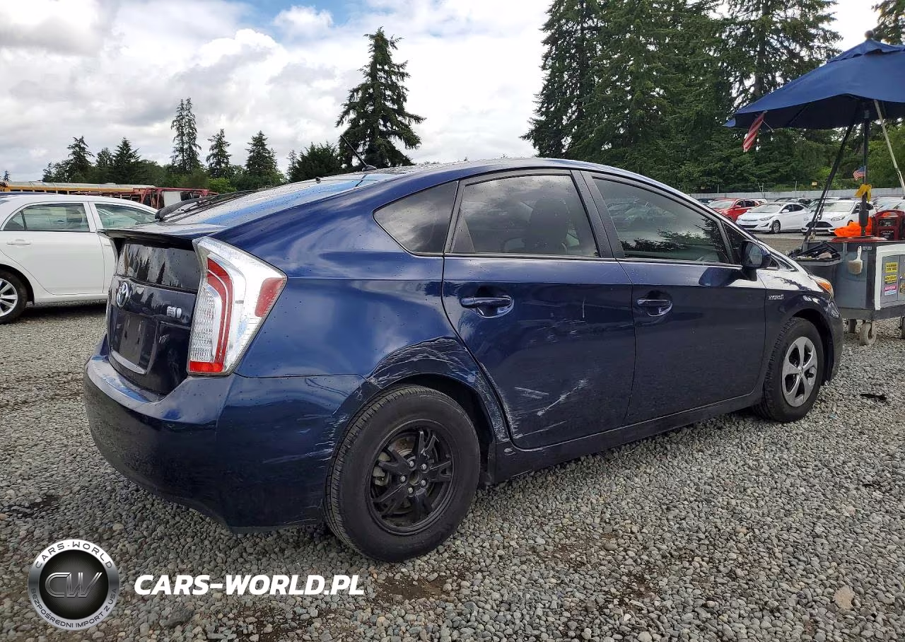 2015 Toyota Prius Two VIN:JTDKN3DUXF1899316 - 3