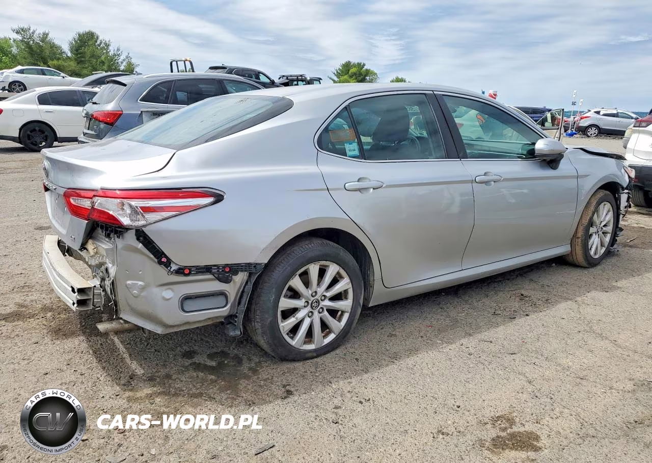 2018 Toyota Camry Le VIN:4T1B11HK9JU110973 - 3
