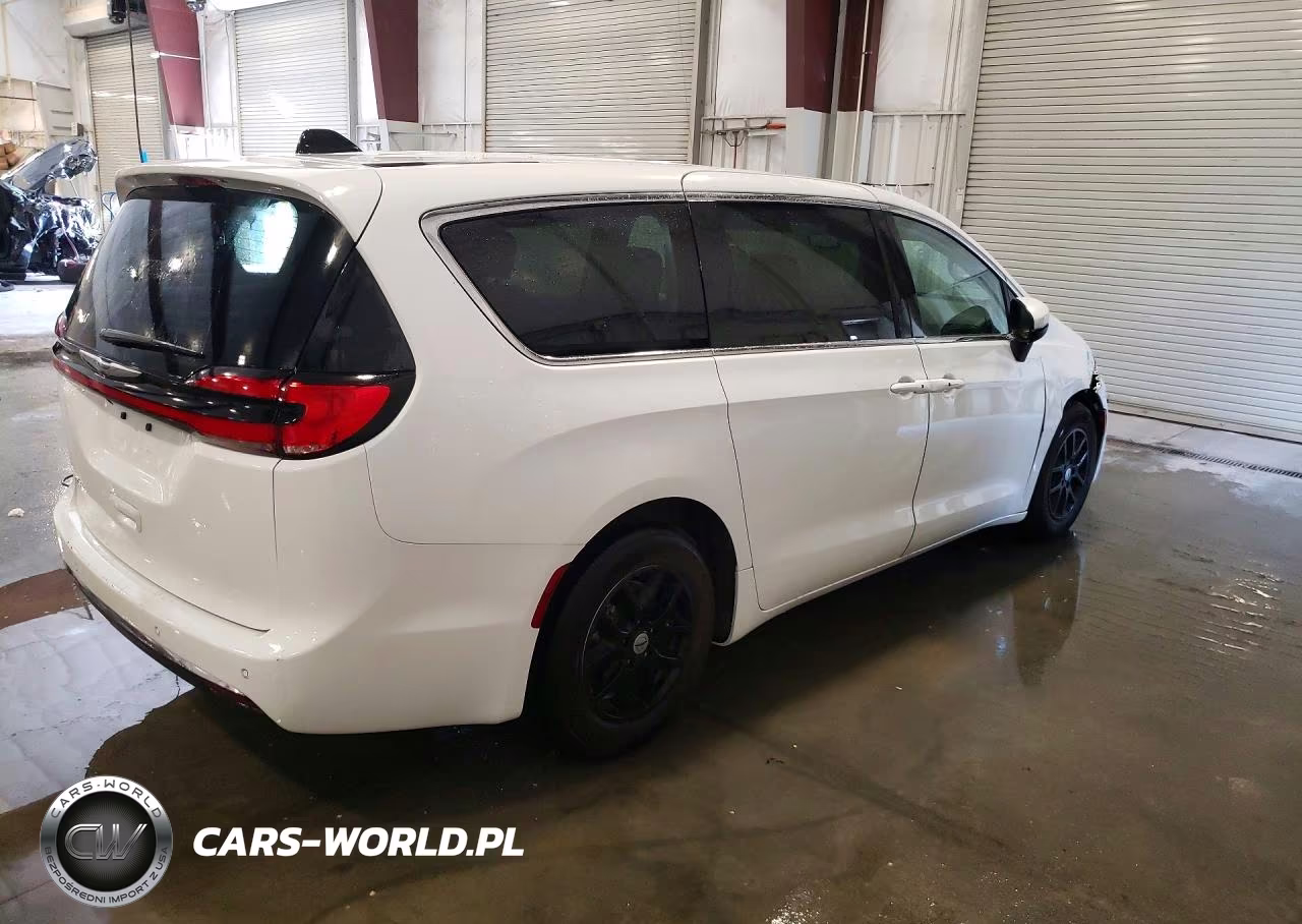 2023 Chrysler Pacifica Touring L VIN:2C4RC1BG9PR579620 - 3