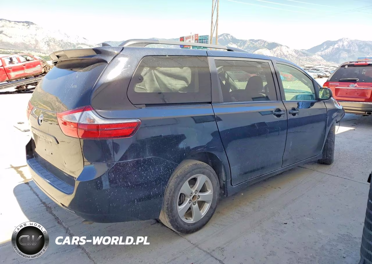 2018 Toyota Sienna Le VIN:5TDKZ3DC2JS917797 - 3