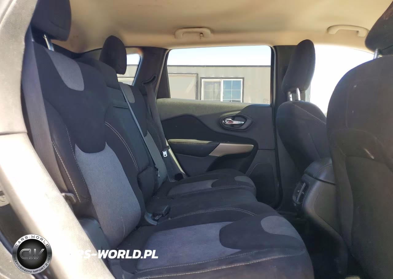 2018 Jeep Cherokee Latitude VIN:1C4PJLCB8JD615318 - 10