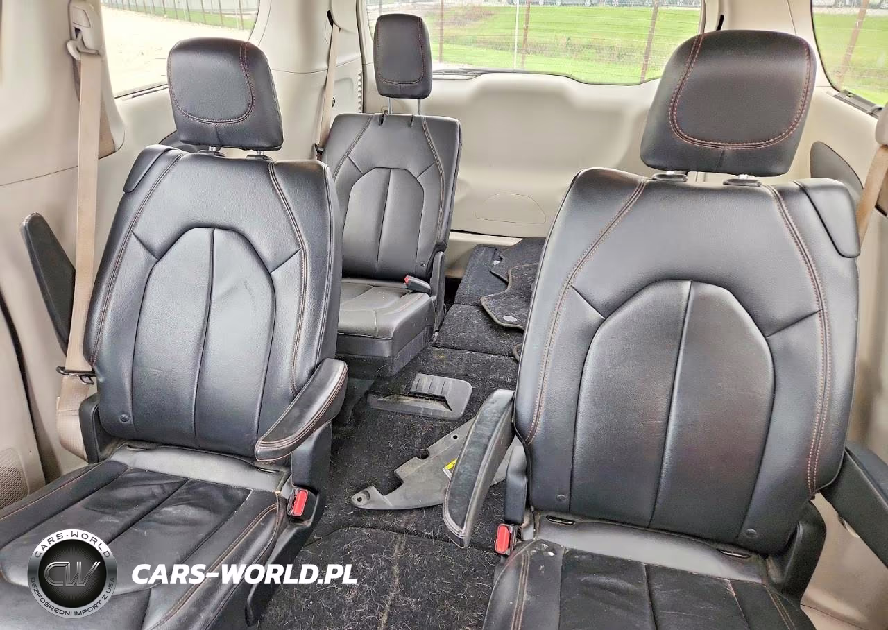 2017 Chrysler Pacifica Touring L VIN:2C4RC1BG2HR777117 - 10