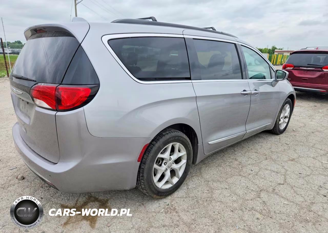 2017 Chrysler Pacifica Touring L VIN:2C4RC1BG2HR777117 - 3