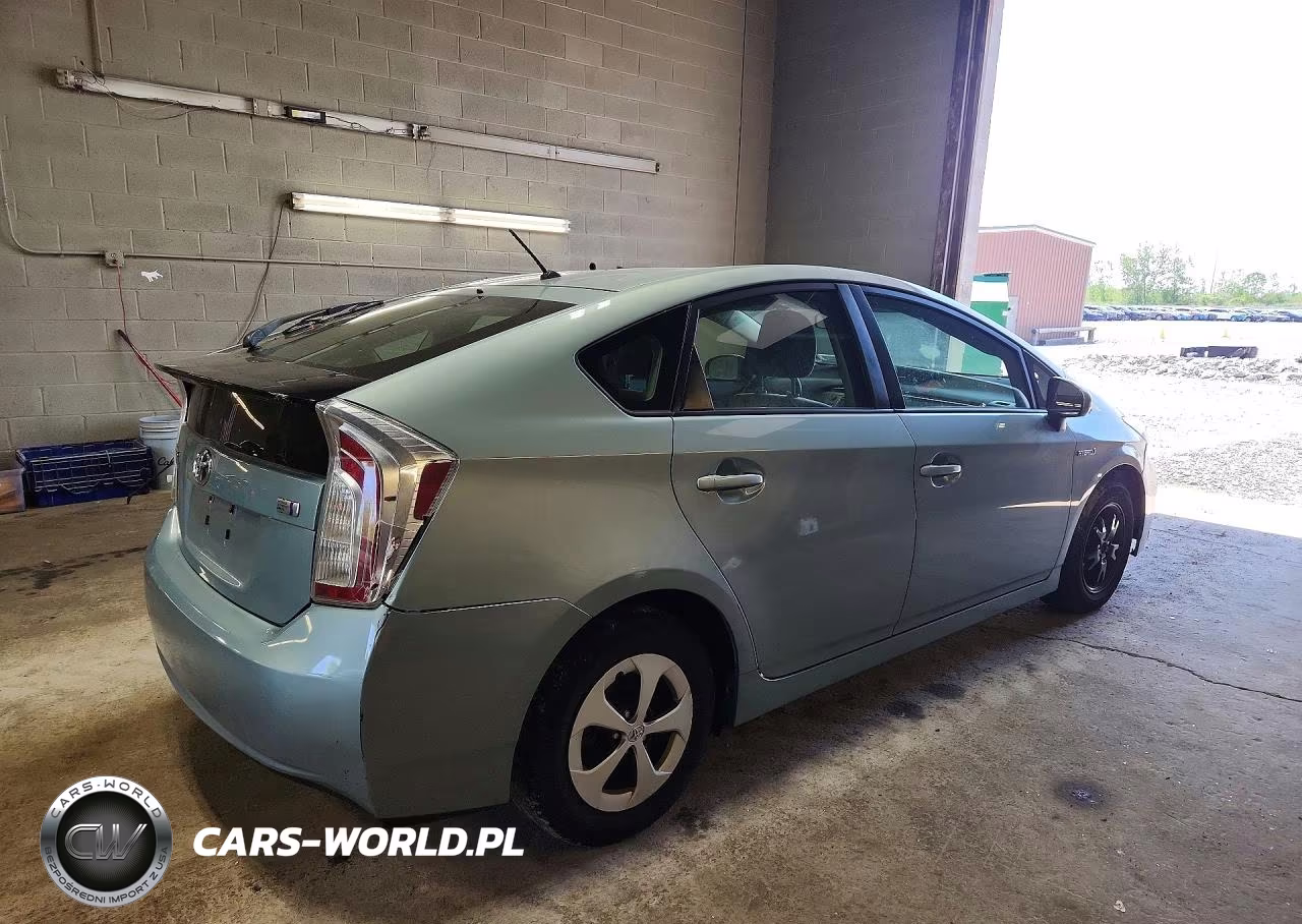 2015 Toyota Prius Two VIN:JTDKN3DU2F1937962 - 3