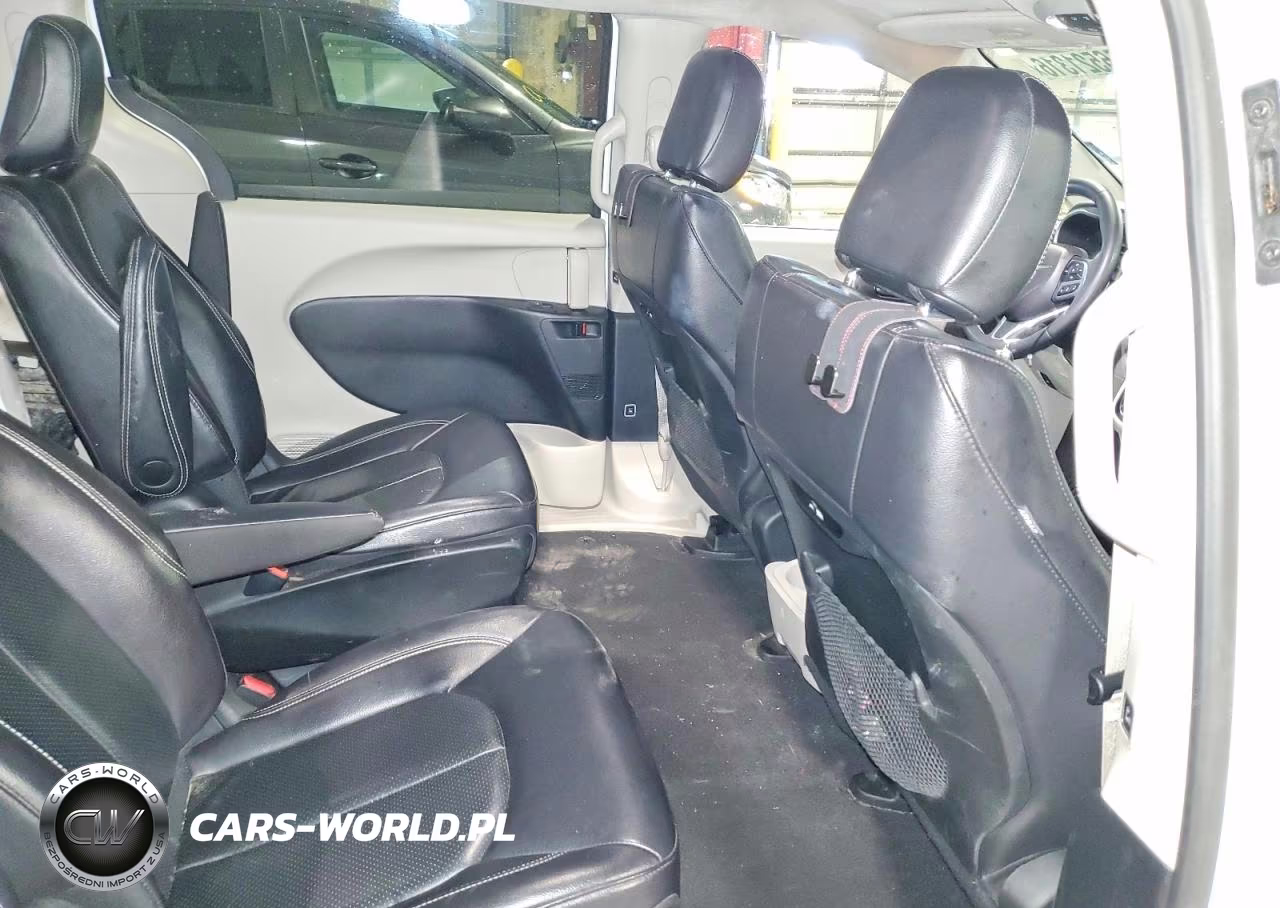 2022 Chrysler Pacifica Hybrid Touring L VIN:2C4RC1L71NR139600 - 11