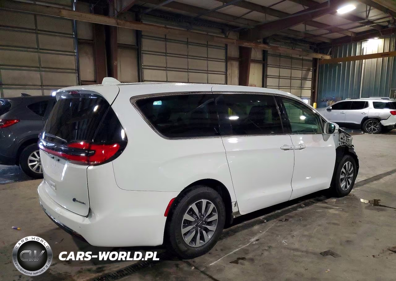 2022 Chrysler Pacifica Hybrid Touring L VIN:2C4RC1L71NR139600 - 3