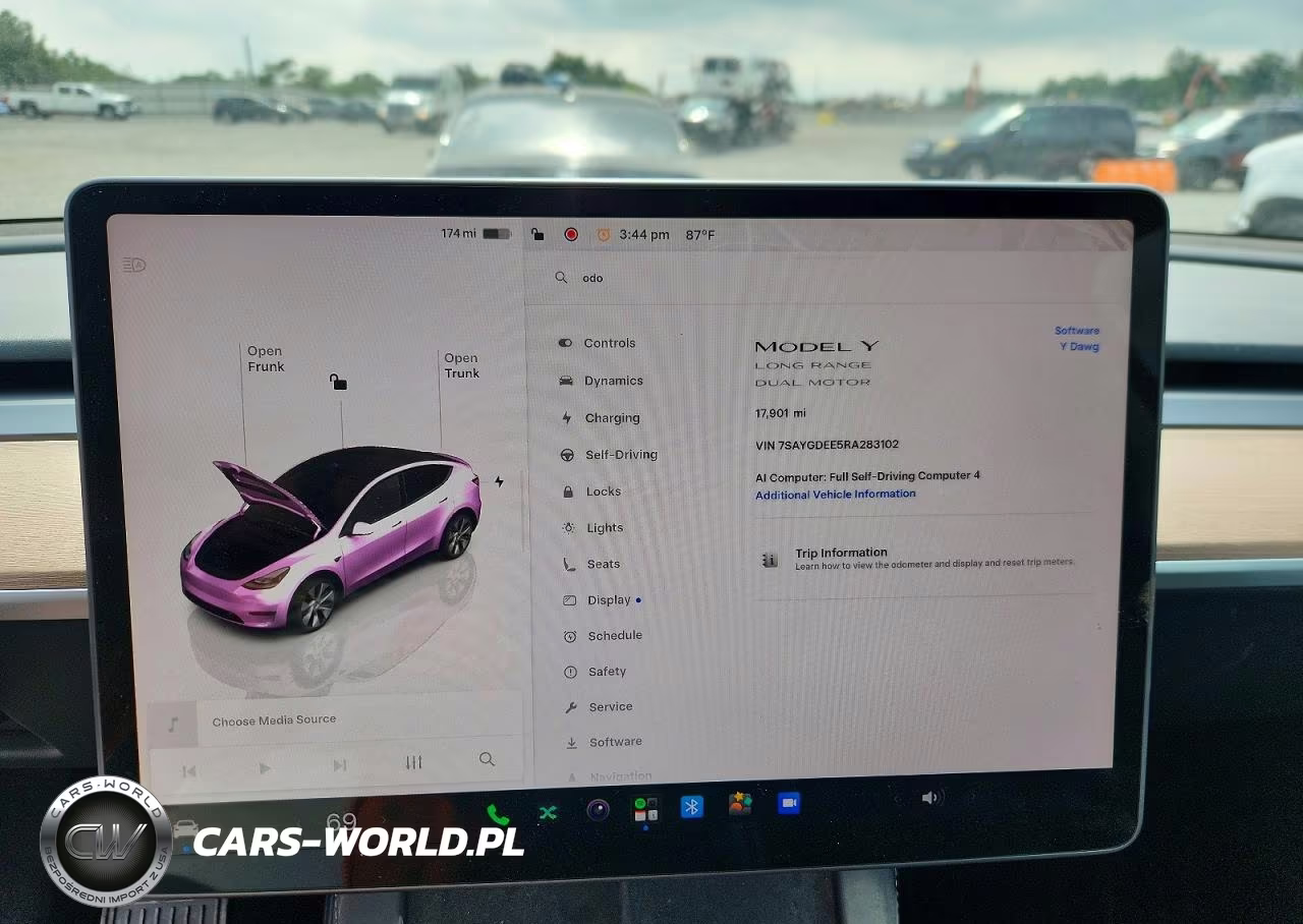 2024 Tesla Model Y VIN:7SAYGDEE5RA283102 - 9