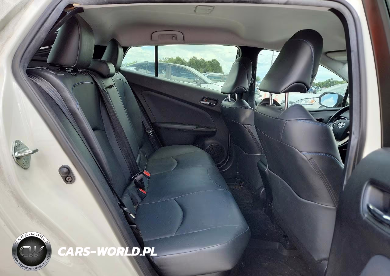 2018 Toyota Prius Four Touring VIN:JTDKARFU4J3059671 - 10