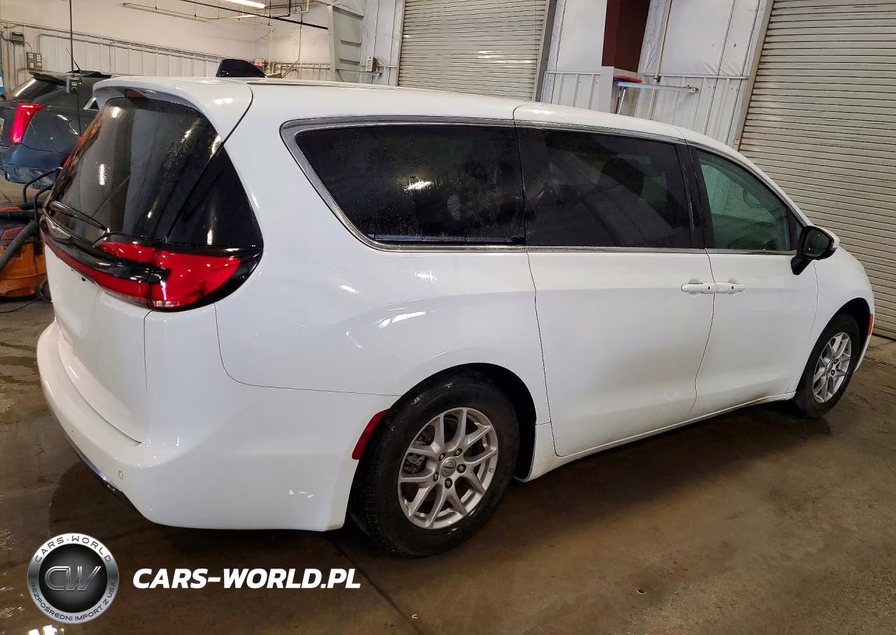 2023 Chrysler Pacifica Touring L VIN:2C4RC1BG6PR591157 - 3
