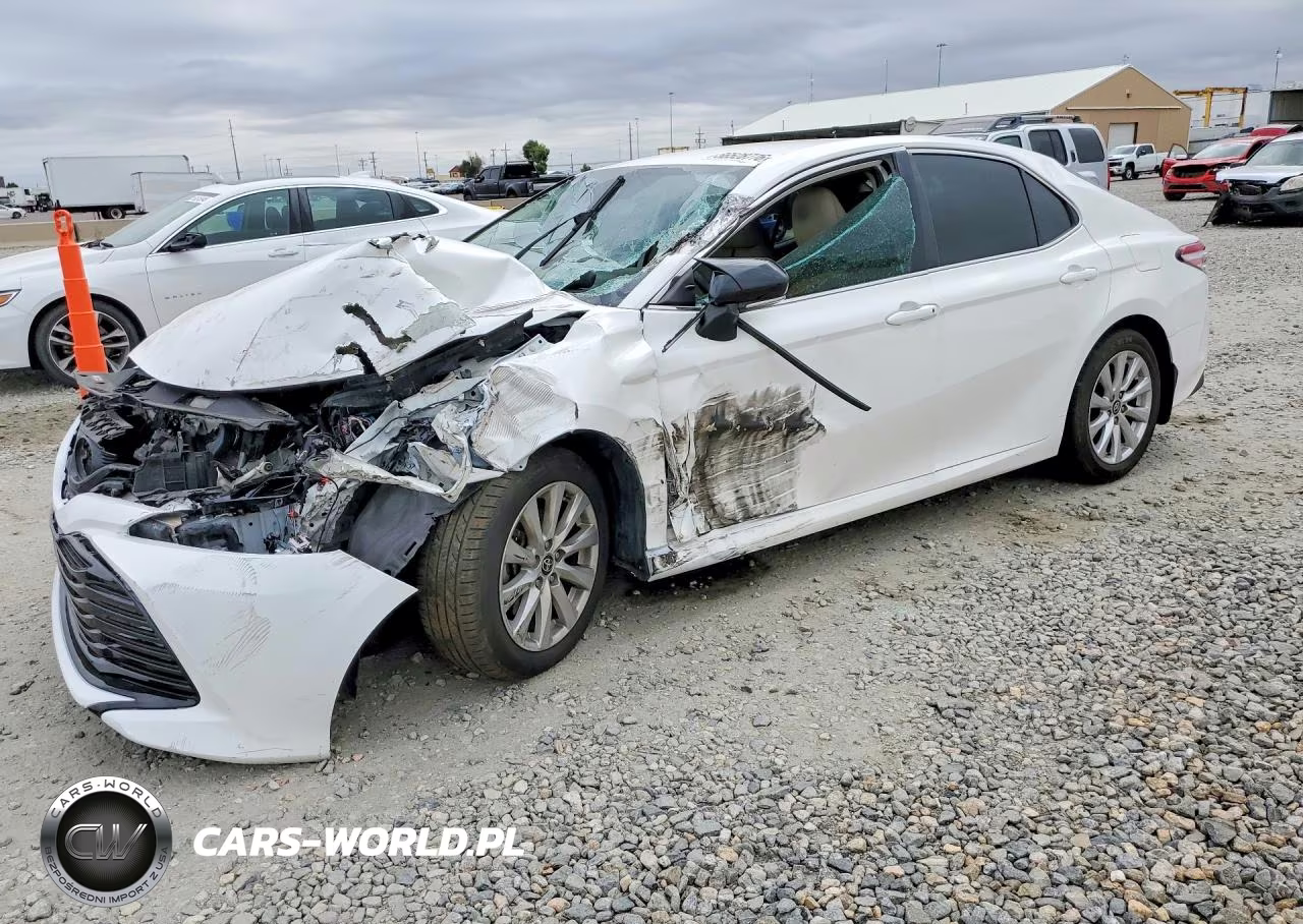 2020 Toyota Camry Le – zdjęcie 1 z 13