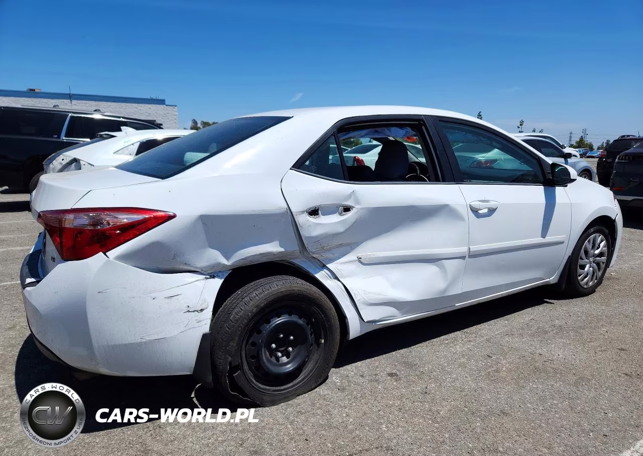 2018 Toyota Corolla Le VIN:5YFBURHE0JP780378 - 3