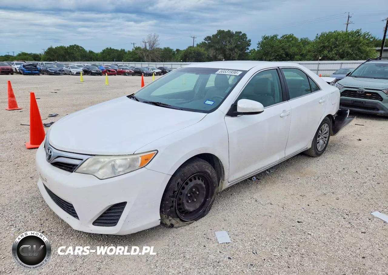 2013 Toyota Camry Le – zdjęcie 1 z 12