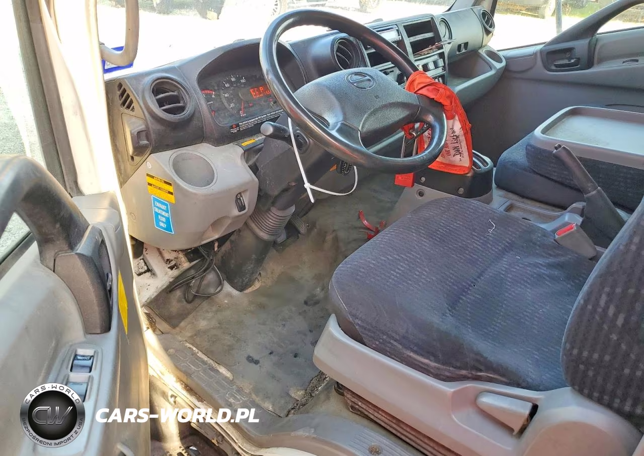 2017 Hino 195 Box Truck VIN:JHHSDM2H5HK005828 - 8