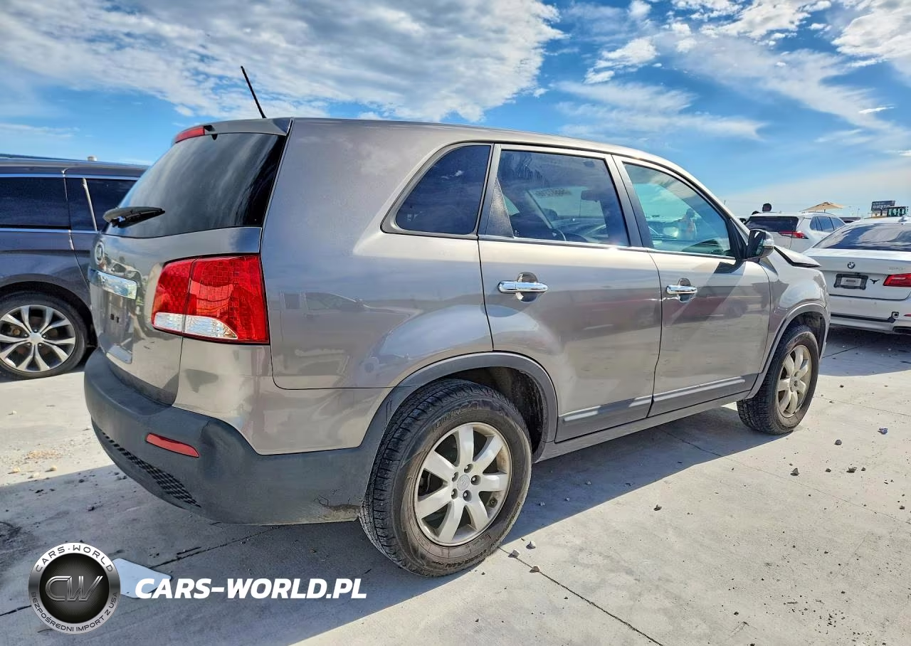 2013 Kia Sorento Lx VIN:5XYKT3A10DG394608 - 3