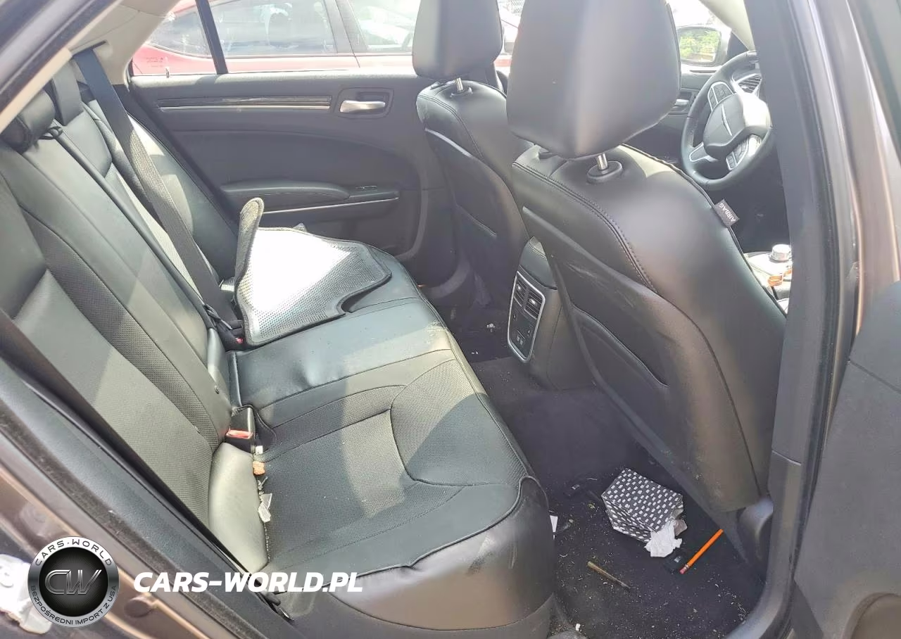 2018 Chrysler 300 VIN:2C3CCAEG3JH190913 - 10