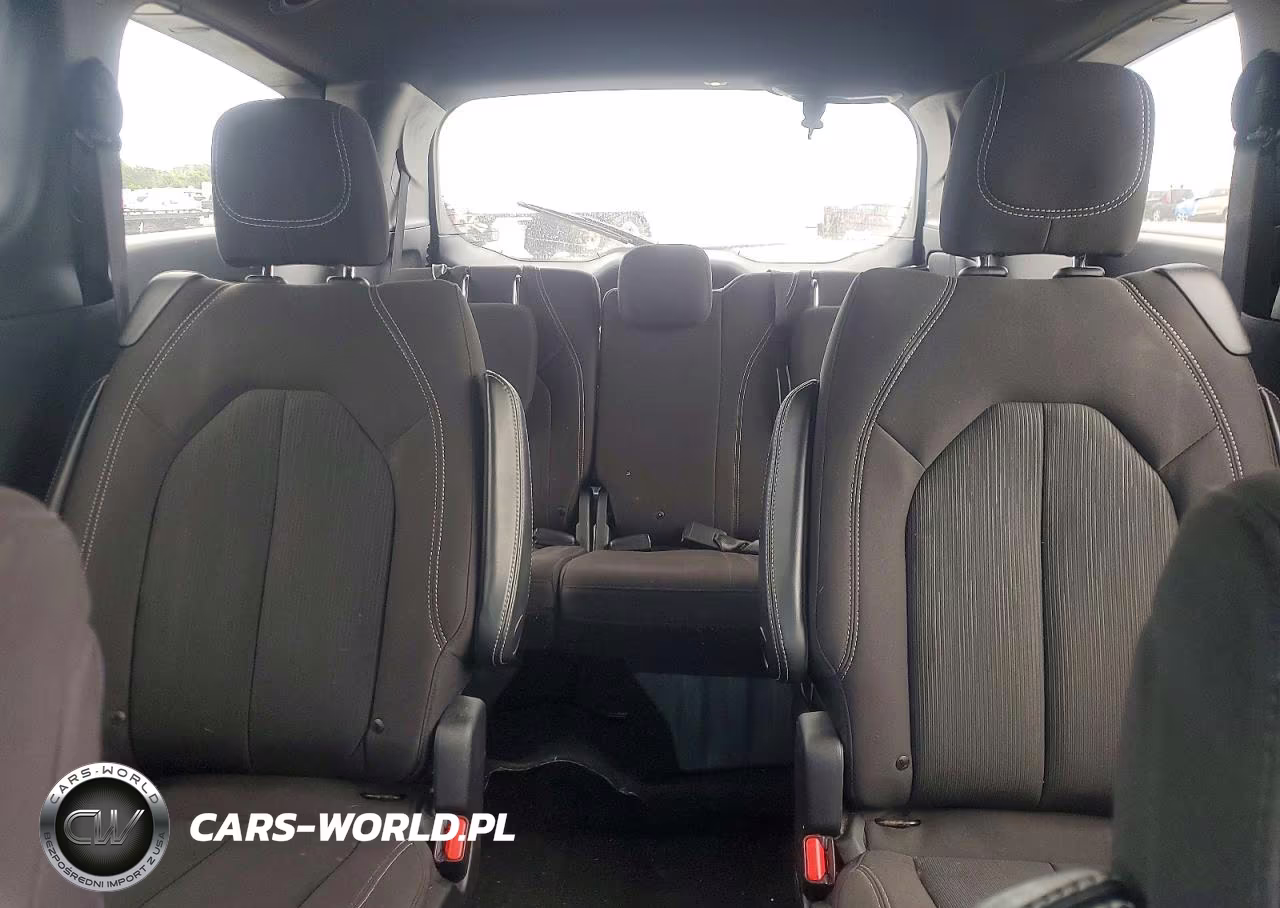 2019 Chrysler Pacifica Touring Plus VIN:2C4RC1FG8KR705422 - 10