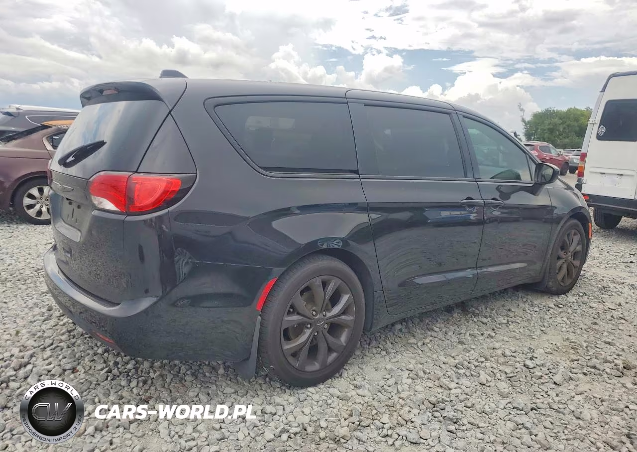 2019 Chrysler Pacifica Touring Plus VIN:2C4RC1FG8KR705422 - 3