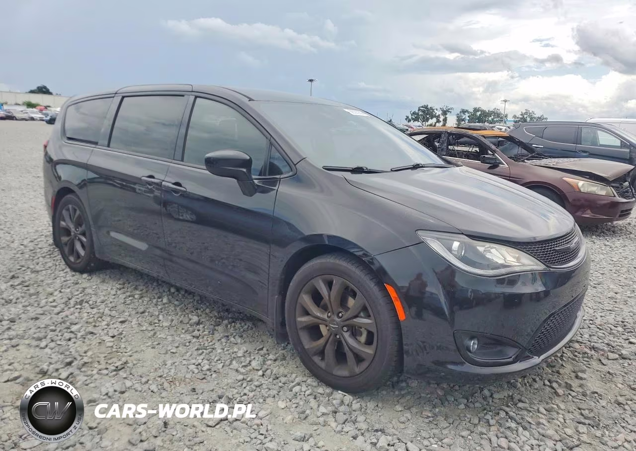 2019 Chrysler Pacifica Touring Plus VIN:2C4RC1FG8KR705422 - 4