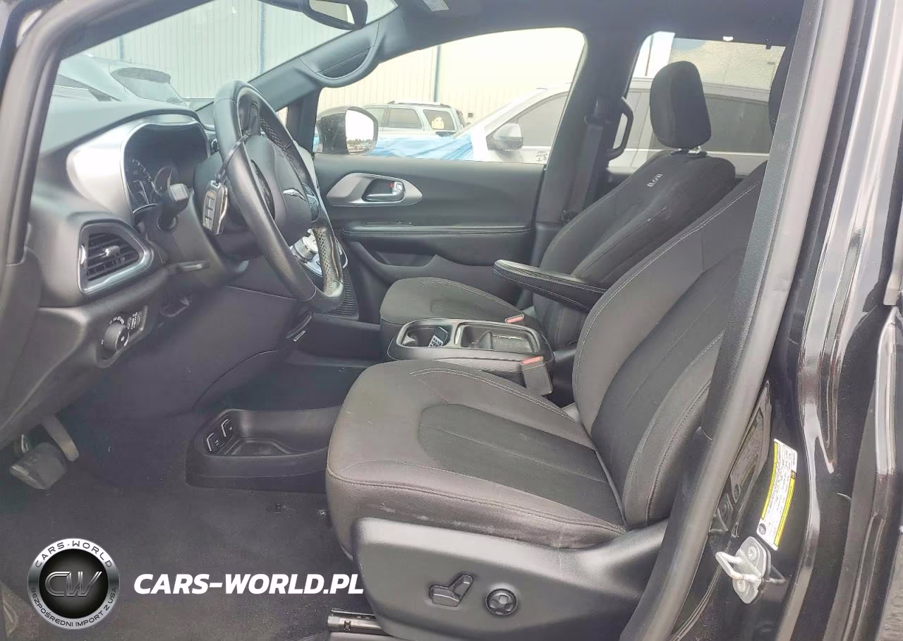 2019 Chrysler Pacifica Touring Plus VIN:2C4RC1FG8KR705422 - 7