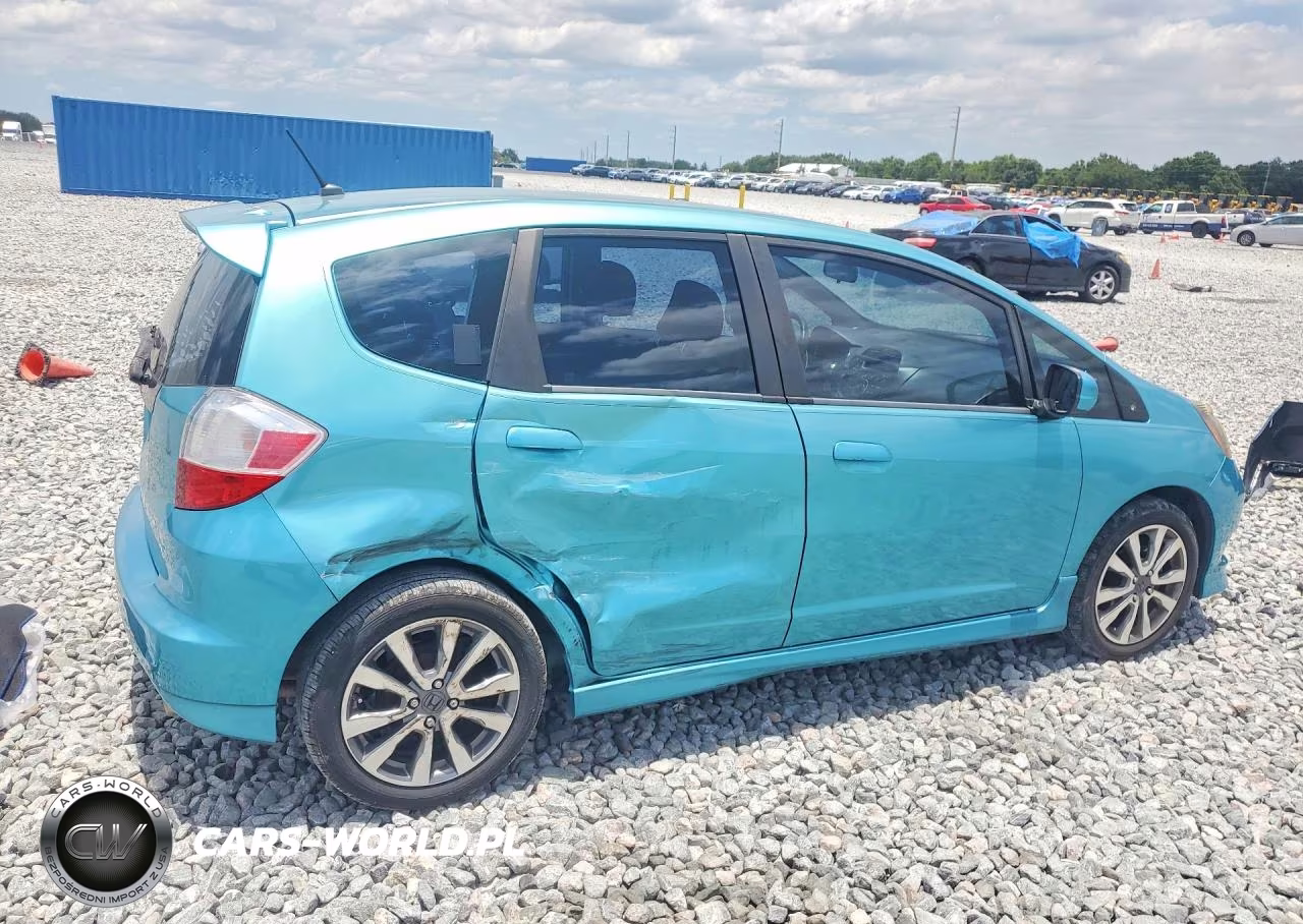 2013 Honda Fit Sport VIN:JHMGE8H56DC006998 - 3