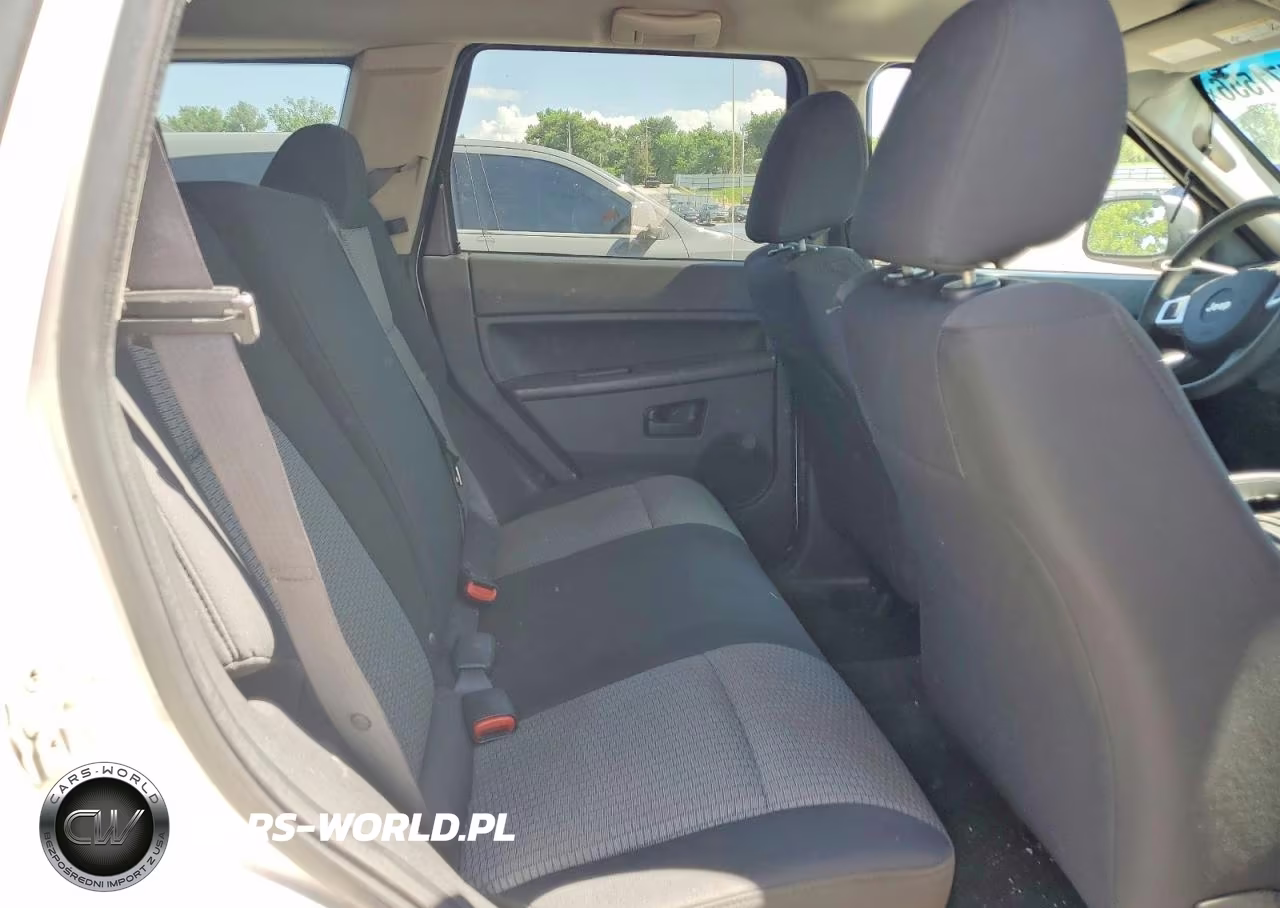 2008 Jeep Grand Cherokee Laredo VIN:1J8GR48KX8C192757 - 10