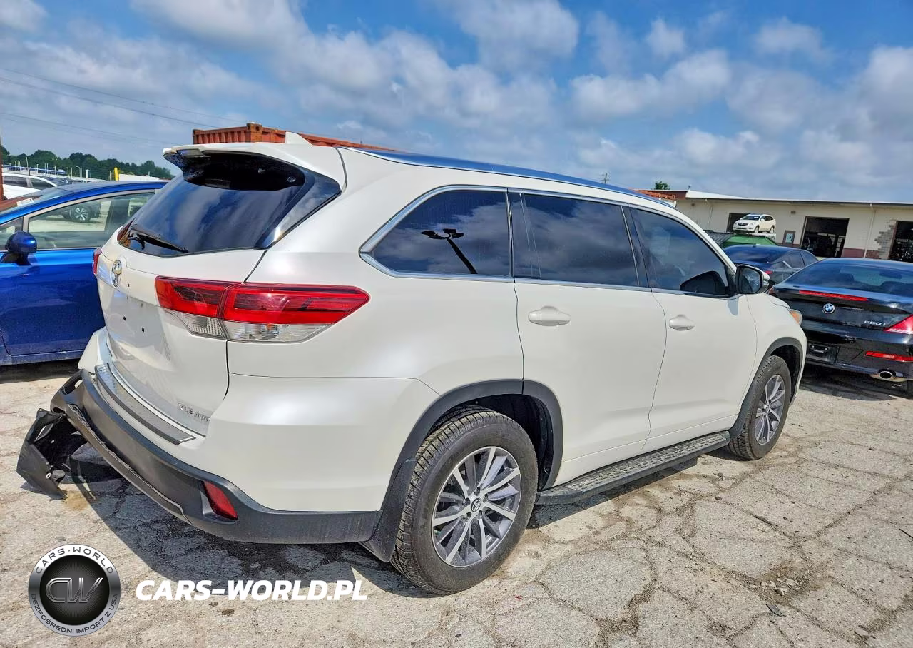 2018 Toyota Highlander Xle VIN:5TDJZRFH2JS543117 - 3