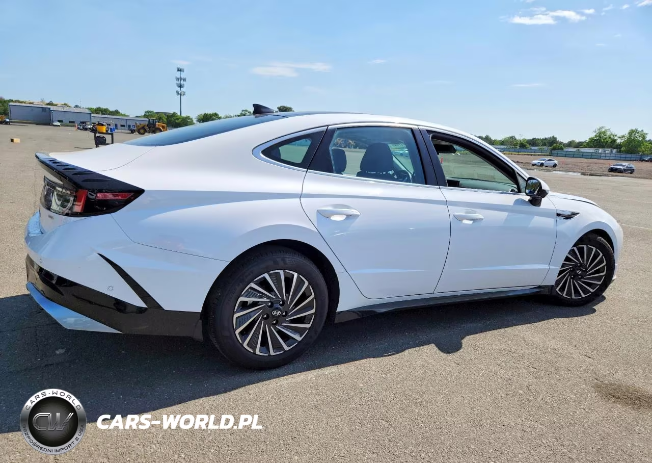 2025 Hyundai Sonata Hybrid Limited VIN:KMHL54JJ6SA114428 - 3
