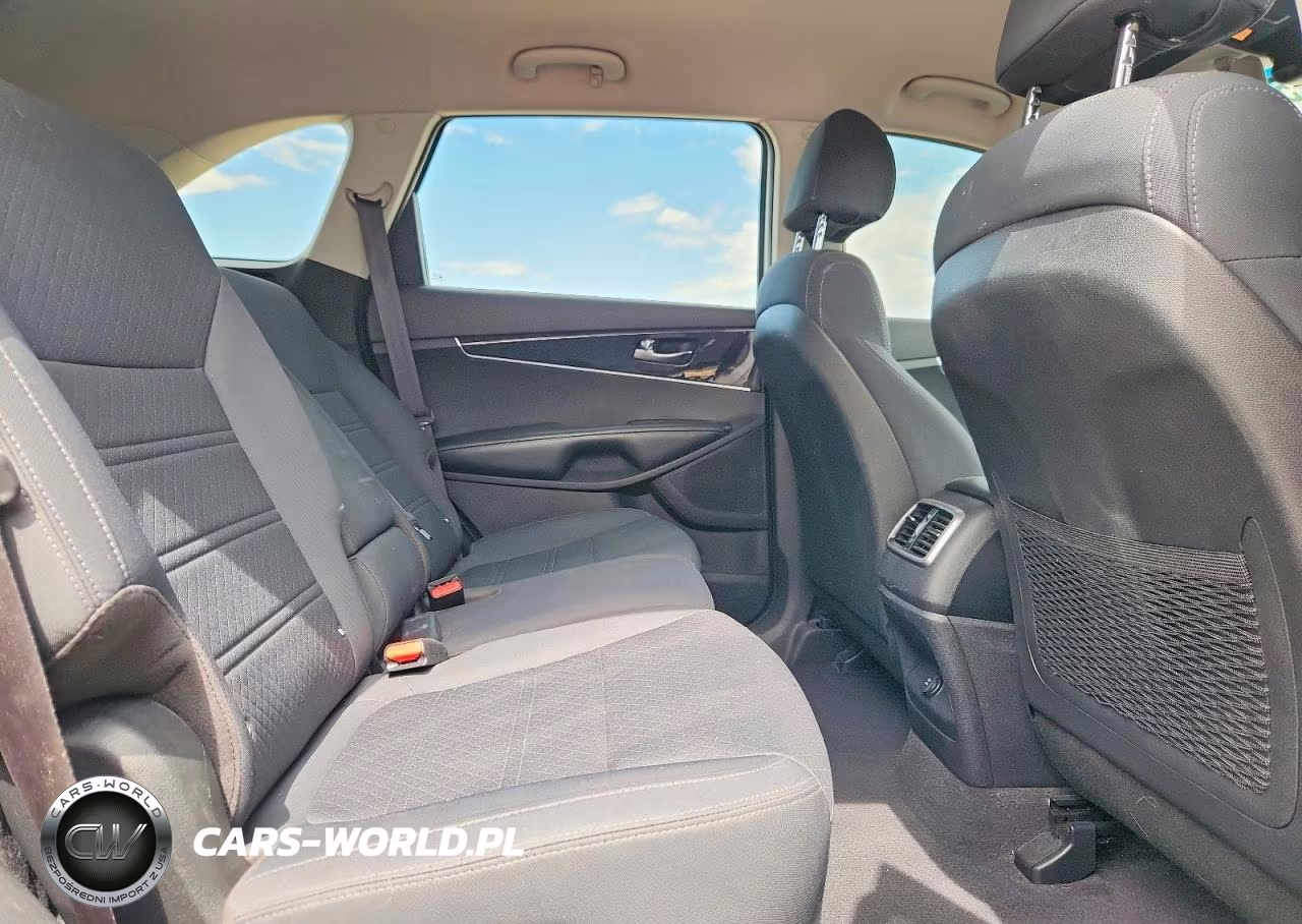 2018 Kia Sorento L VIN:5XYPG4A39JG382454 - 11