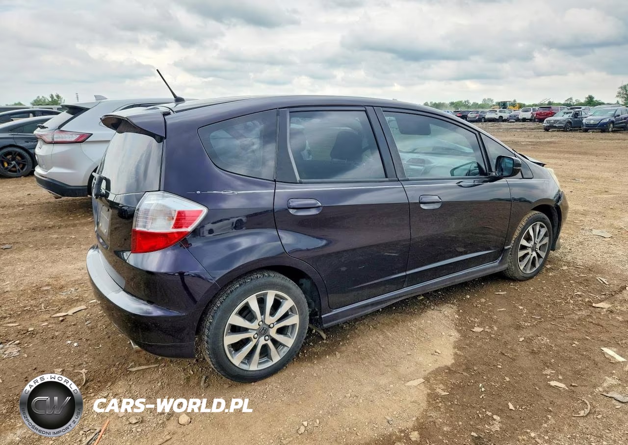 2013 Honda Fit Sport VIN:JHMGE8H56DC036745 - 3