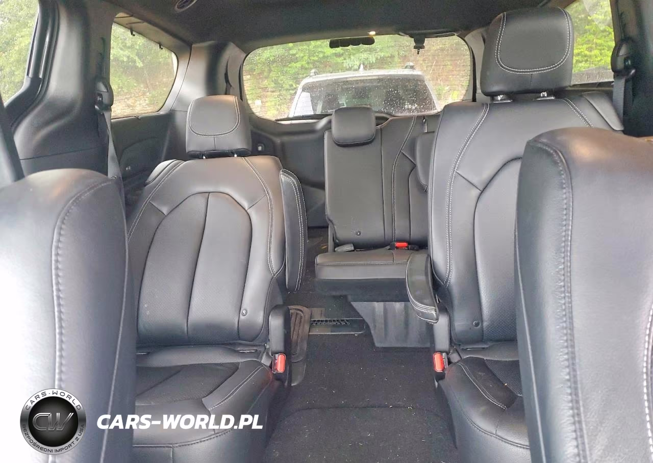 2018 Chrysler Pacifica Touring L Plus VIN:2C4RC1EG1JR293702 - 10