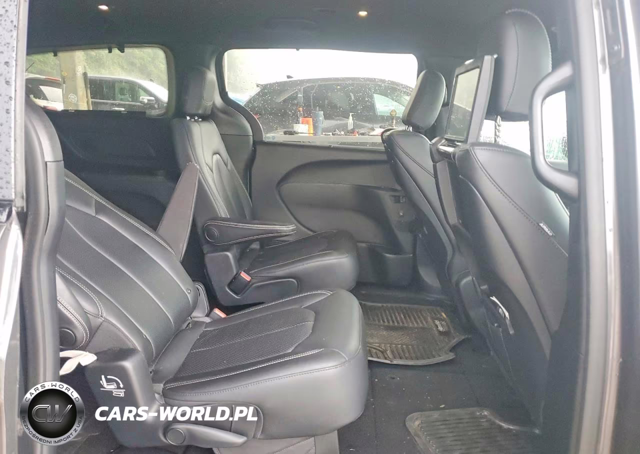 2018 Chrysler Pacifica Touring L Plus VIN:2C4RC1EG1JR293702 - 11