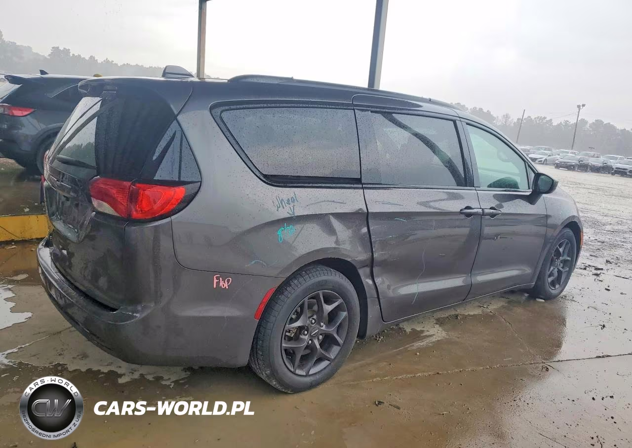 2018 Chrysler Pacifica Touring L Plus VIN:2C4RC1EG1JR293702 - 3