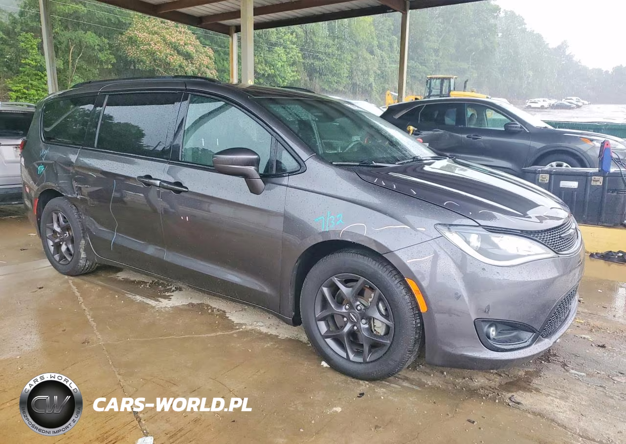 2018 Chrysler Pacifica Touring L Plus VIN:2C4RC1EG1JR293702 - 4