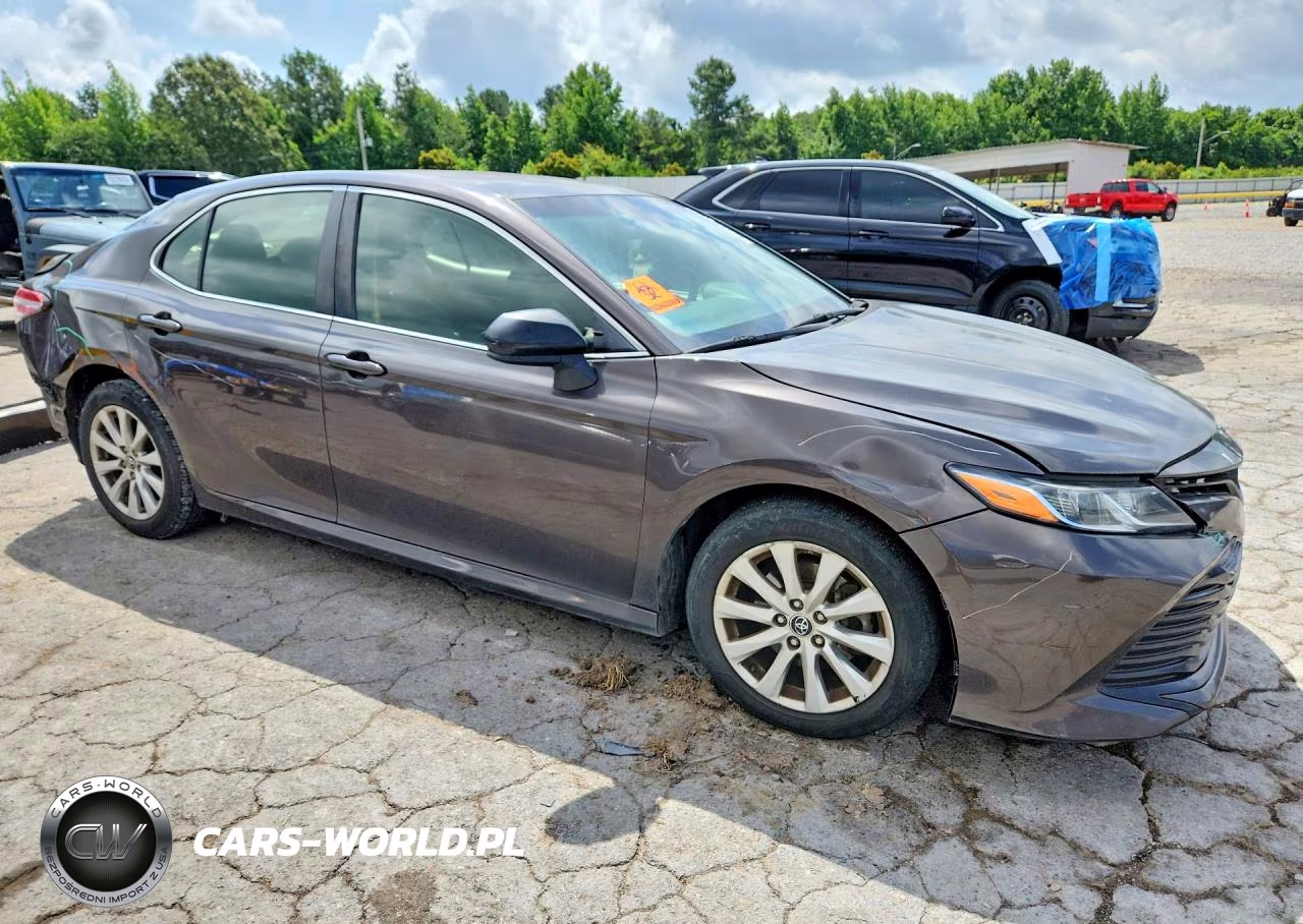 2018 Toyota Camry Le VIN:JTNB11HK6J3043884 - 4
