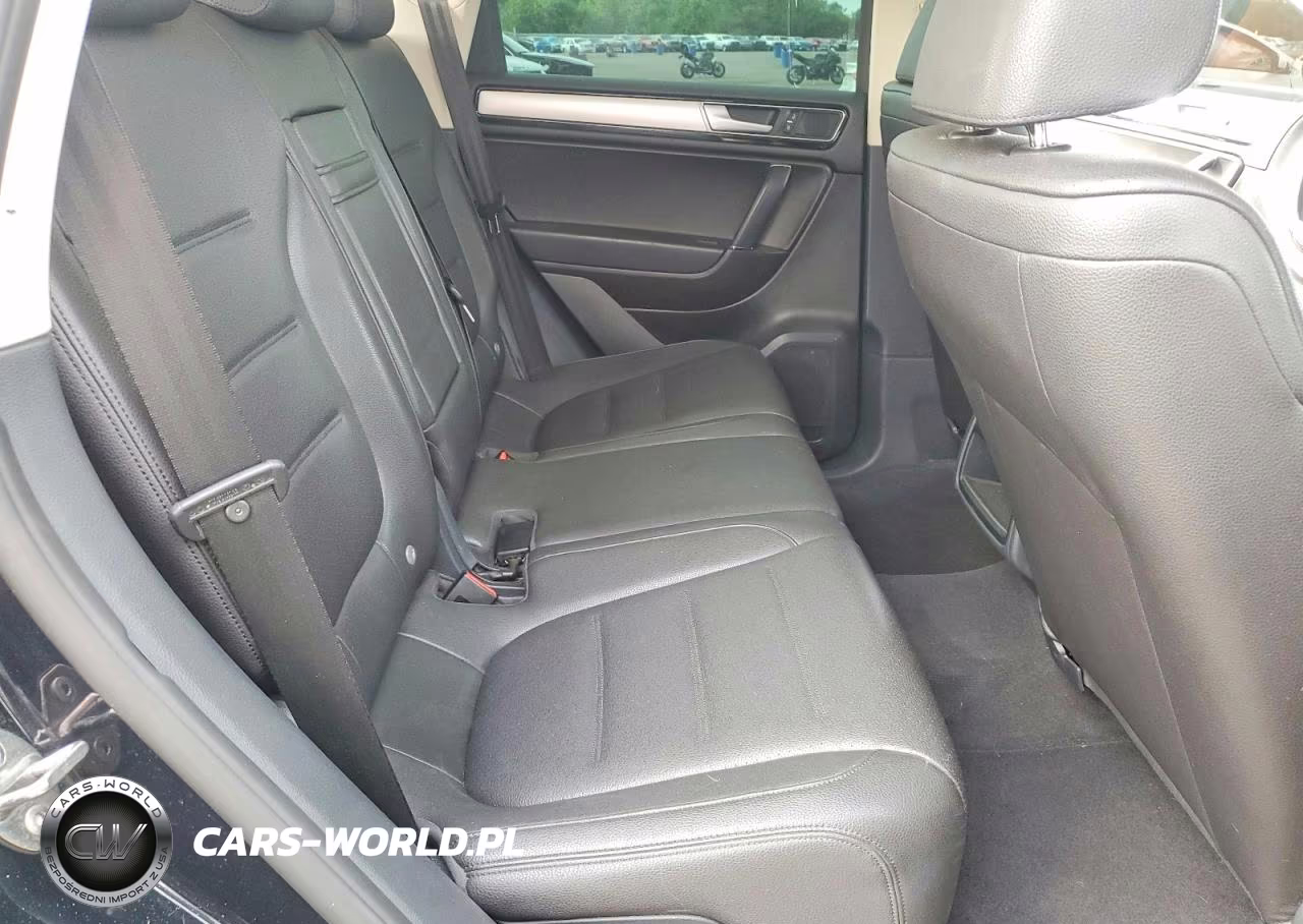 2016 Volkswagen Touareg Sport VIN:WVGEF9BP8GD010440 - 11