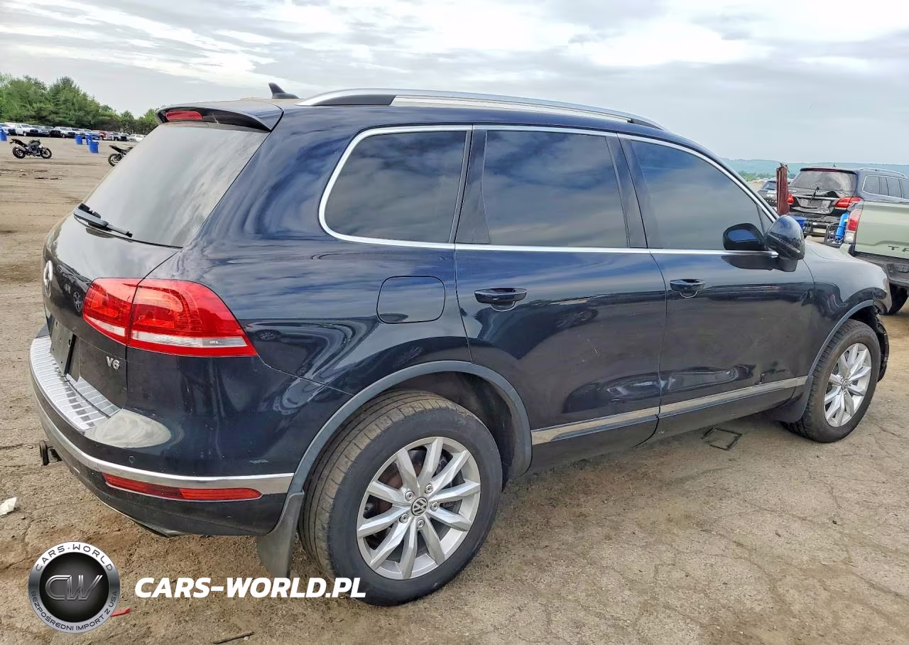 2016 Volkswagen Touareg Sport VIN:WVGEF9BP8GD010440 - 3