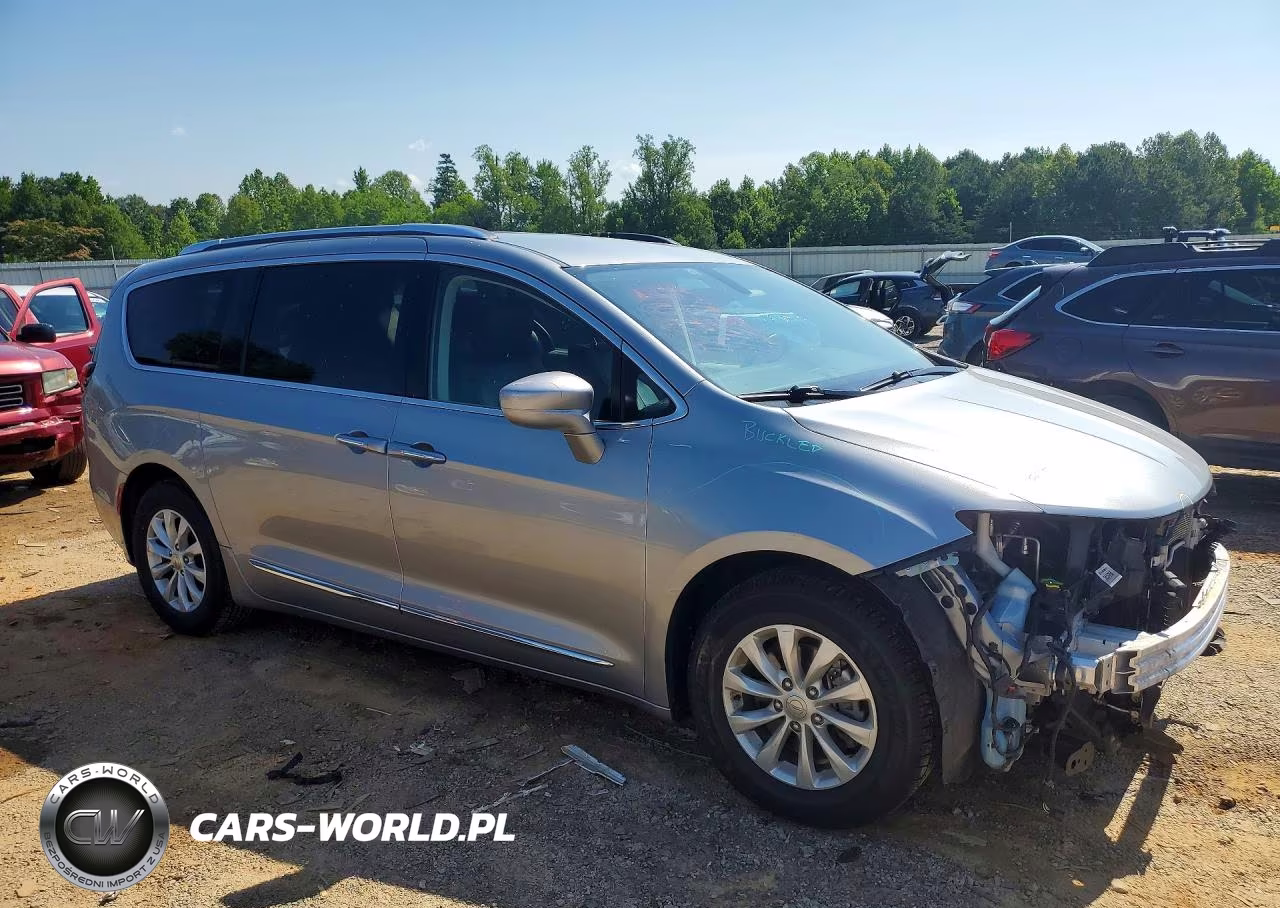 2019 Chrysler Pacifica Touring L VIN:2C4RC1BG7KR625714 - 4