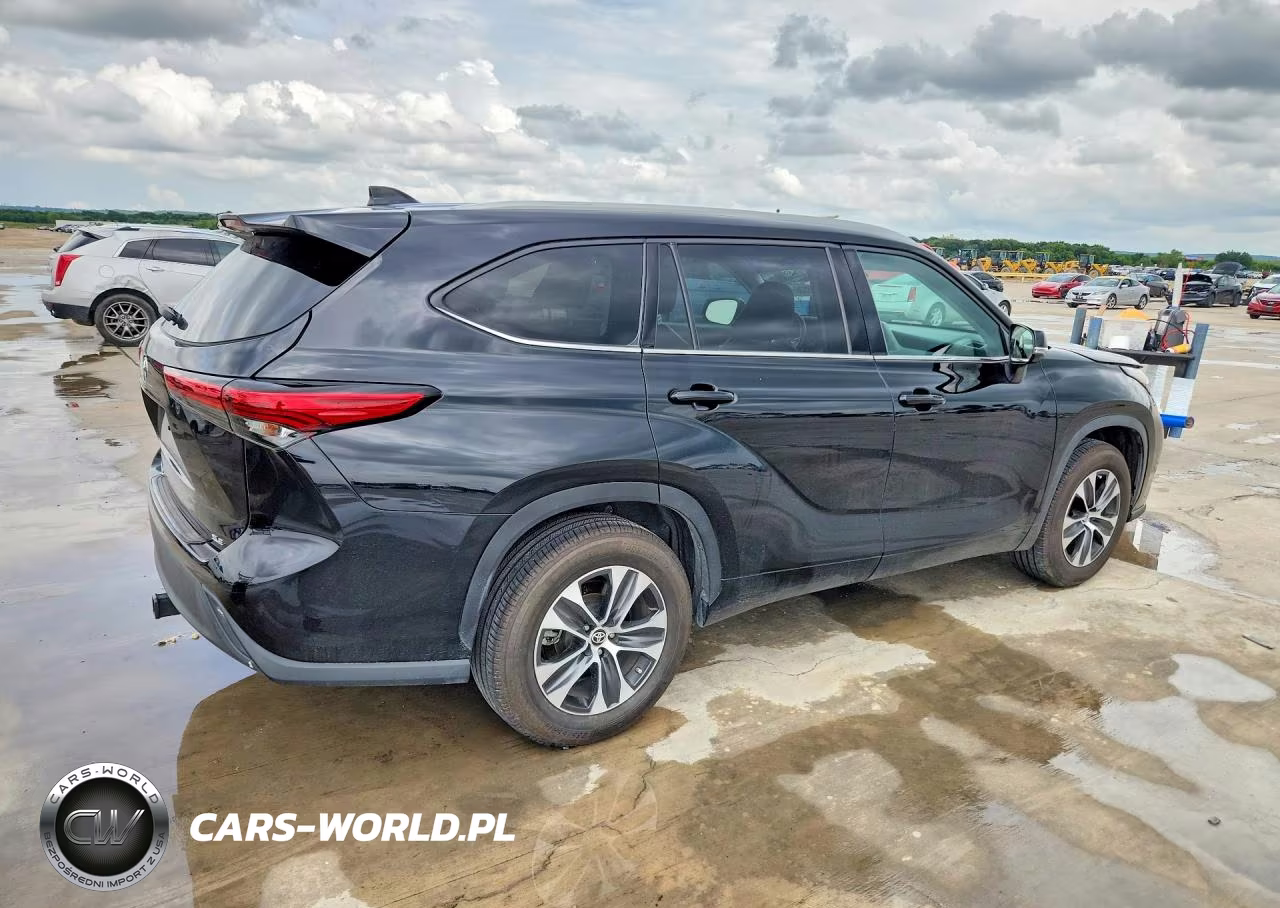 2022 Toyota Highlander Xle VIN:5TDGZRAHXNS555782 - 3