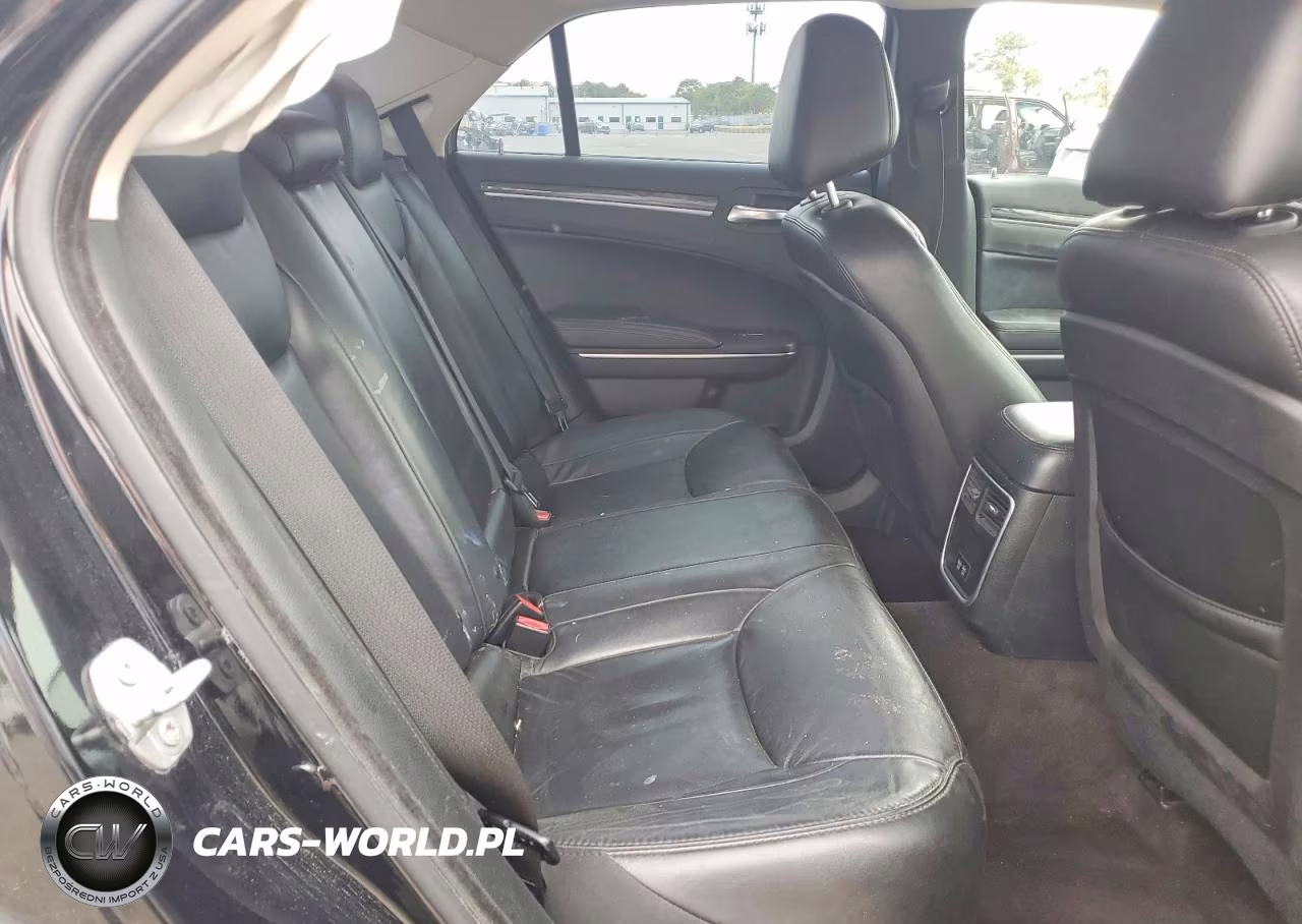 2018 Chrysler 300 Touring VIN:2C3CCAAGXJH326086 - 10