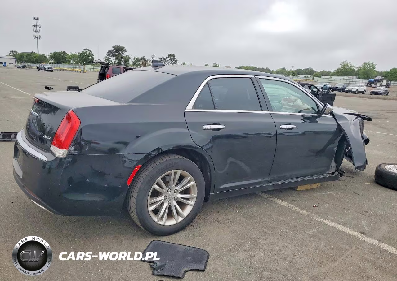 2018 Chrysler 300 Touring VIN:2C3CCAAGXJH326086 - 3