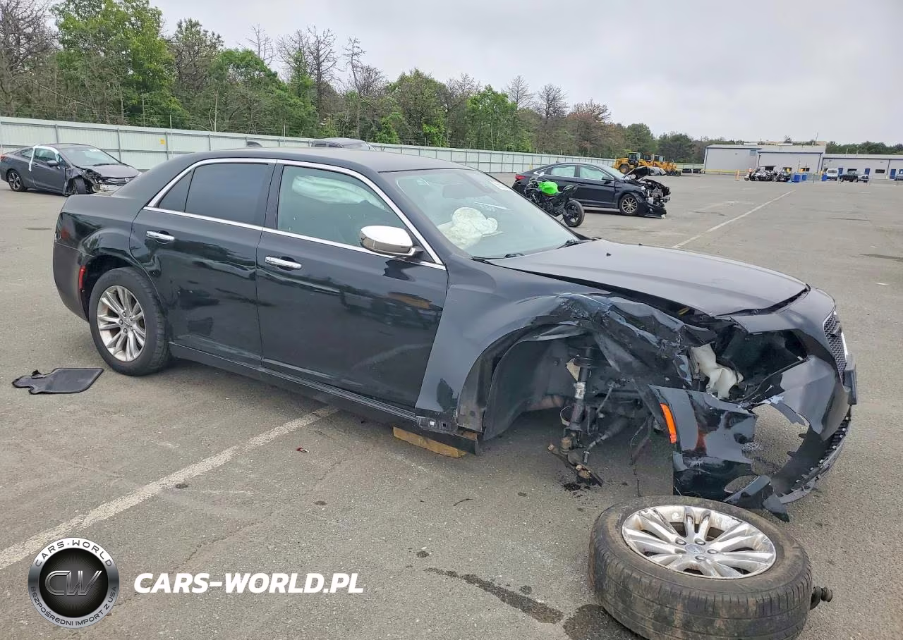 2018 Chrysler 300 Touring VIN:2C3CCAAGXJH326086 - 4
