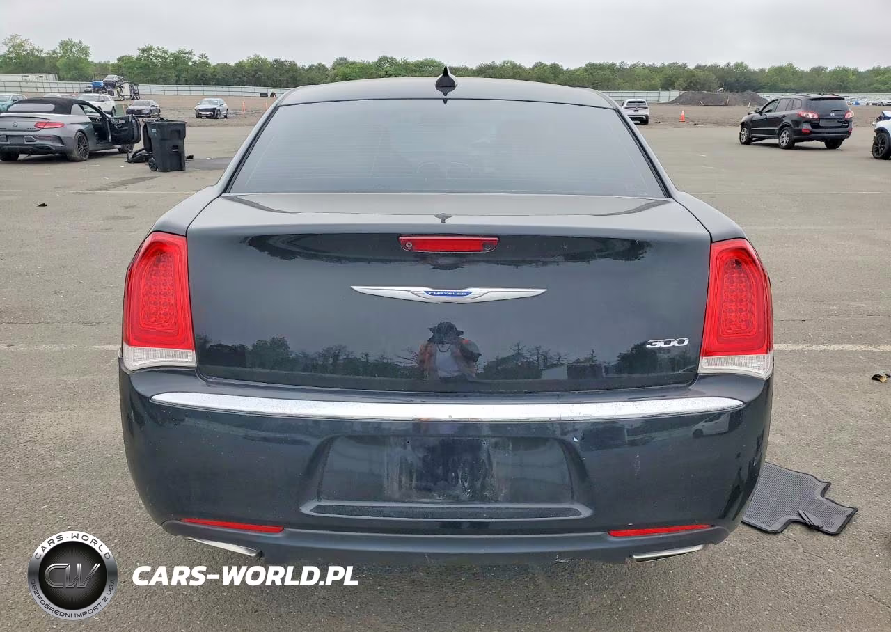 2018 Chrysler 300 Touring VIN:2C3CCAAGXJH326086 - 6