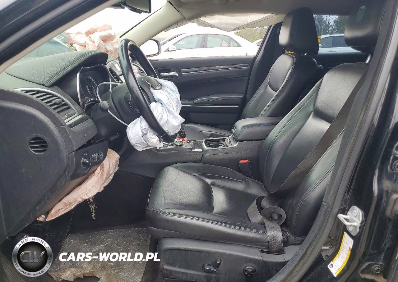 2018 Chrysler 300 Touring VIN:2C3CCAAGXJH326086 - 7