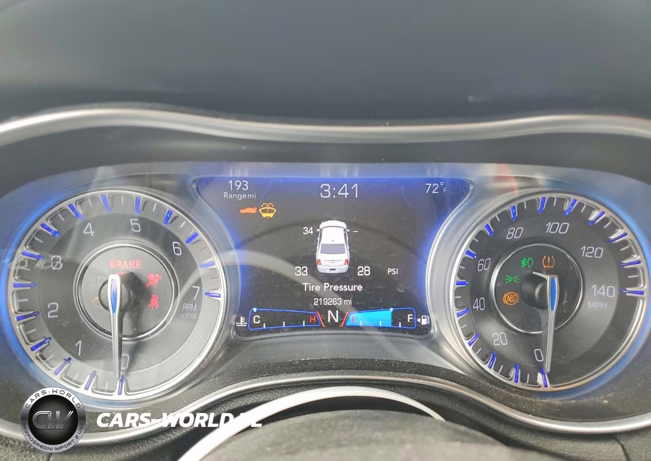 2018 Chrysler 300 Touring VIN:2C3CCAAGXJH326086 - 9