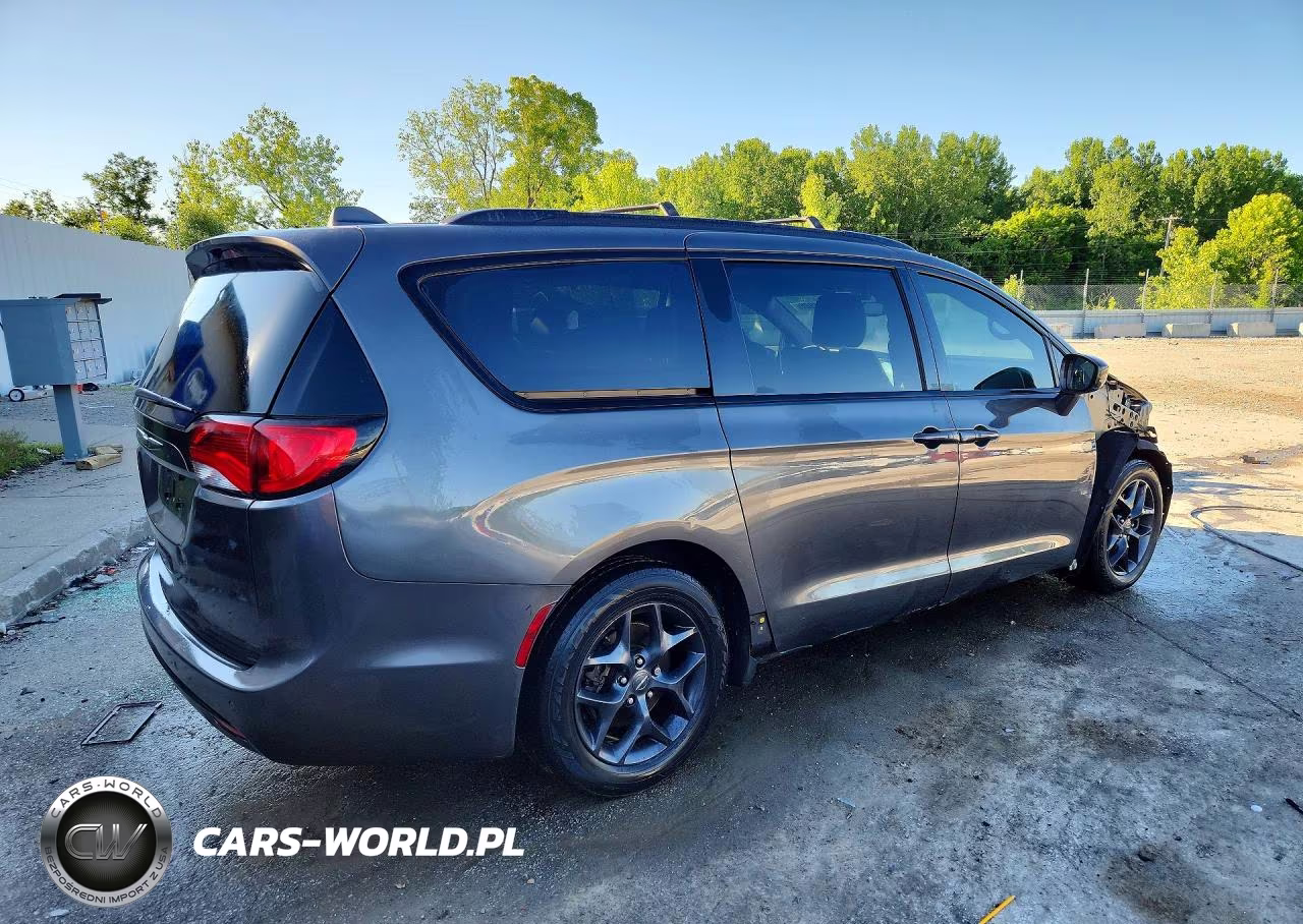 2020 Chrysler Pacifica Touring L Plus VIN:2C4RC1EG9LR286550 - 3